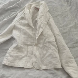 Vit linnekavaj från Sara Kelly - Bra skick men en liten fläck