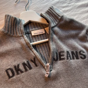 Grå stickad half zip från DKNY Jeans - Snygg grå stickad tröja från DKNY Jeans med broderad logga framtill. Brukar ha XS och passar mig bra! 💞💞