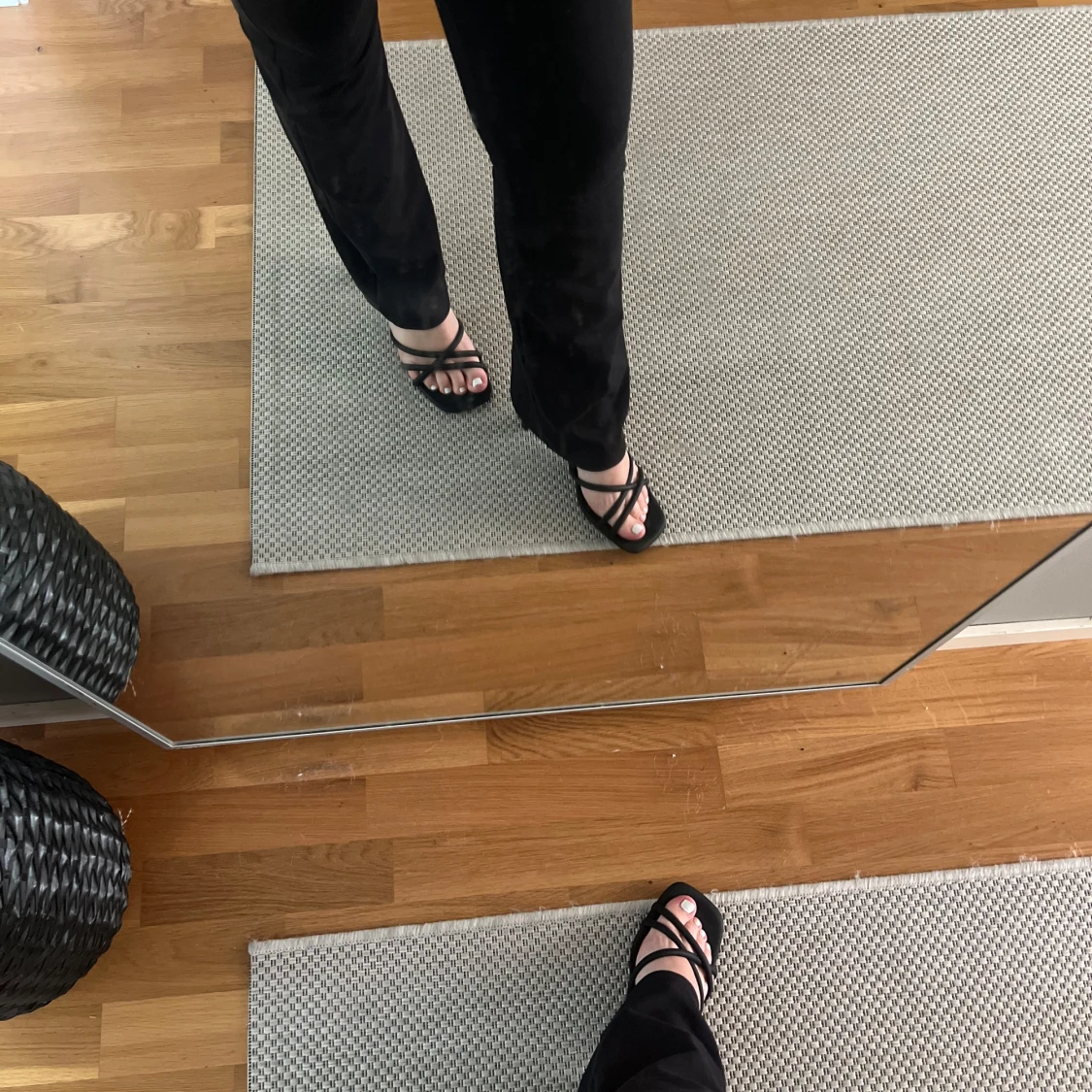 Svarta sandaler med klack och remmar - 1