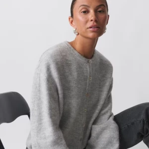 grå stickad cardigan - Jag säljer denna eftersom att jag inte använder den, köpte den för 2 år sen och använde den i en vecka typ sen aldrig mer. Det är inte strykt efter som att den bara legat i min garderob men om nån köper självklart stryker jag. ( Storlek M ) Köpte den för 400kr på gina, sök upp så ser ni 
