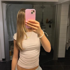 Ljusrosa tight t-shirt - Så gullig ljusrosa topp från hm, den är indragen i midjan och har boat neck. Aldrig använd💗 storlek M men jag har xs/s och den passar! Jääätte skönt material