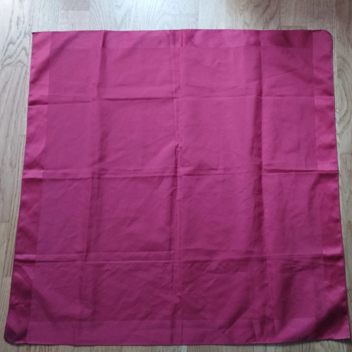 Ceris fyrkantig halsduk i satin