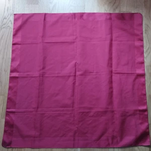 Ceris fyrkantig halsduk i satin - Snygg och stilren fyrkantig halsduk i en härlig rosaröd färg. Materialet är glansigt och mjukt, vilket ger en lyxig känsla. Perfekt att knyta runt halsen eller använda som accessoar till jackan, väskan eller håret. Enkel design utan mönster för en clean look.