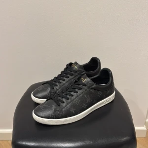 Louis Vuitton skor - Louis vuitton luxembourg skor. Medföljer dustbags. Skick 9/10. Storlek 9 passar 44.