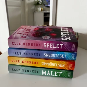 Hela off campus serien  - Hela off campus serien av Elle Kennedy. Perfekt för dig som gillar spännande och känslosamma berättelser 🍓