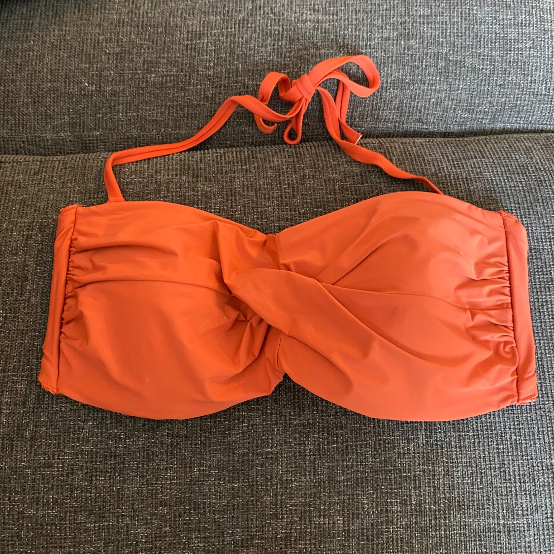 Orange bikini med twistad bandeau - 1