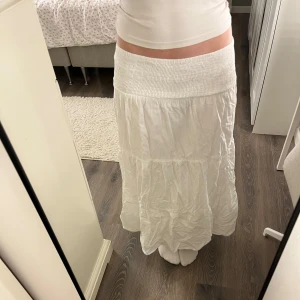 Vit långkjol från Meet Me There - Superfin oanvänd vit långkjol från Meet Me There i storlek S/M. Säljer då jag tyckte den var för kort i längden på mig som är 167 cm💗