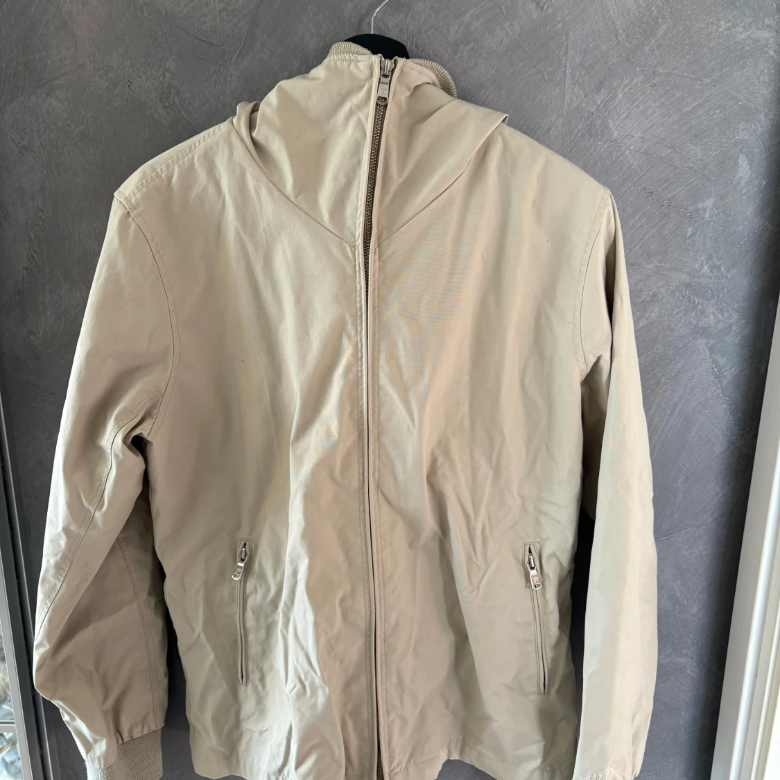 Beige vindjacka med huva från Peak Performance - 2