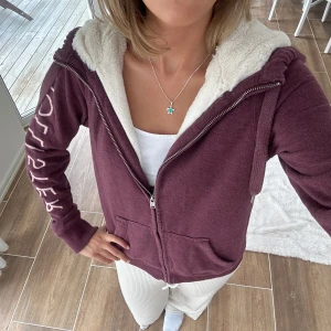 Hollister zip med foder - En zip med foder från Hollister i storlek S. Tröjan är i väldigt fint skick. Jag skickar alltid inom 24h! Se liknande zip i min profil. E14