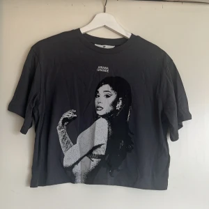 Ariana Grande t-shirt - Den är lite skrynklig på bilden🙈