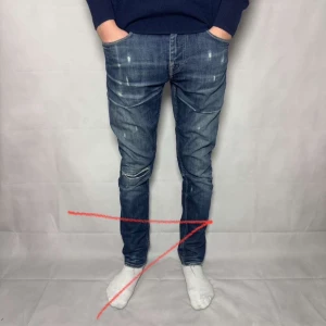 Blå slim jeans med slitningar - Snygga blå jeans med slitningar och lätt tvättad look. Modellen är slim och sitter tajt längs benen. Jeansen har klassisk femficksdesign och coola detaljer som ger en avslappnad vibe.