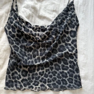 Leopardmönstrad linnetopp - Jätte söt topp från overdrive, I mesh tyg som är lite lätt genomskinlig (se bild 3). 🤍