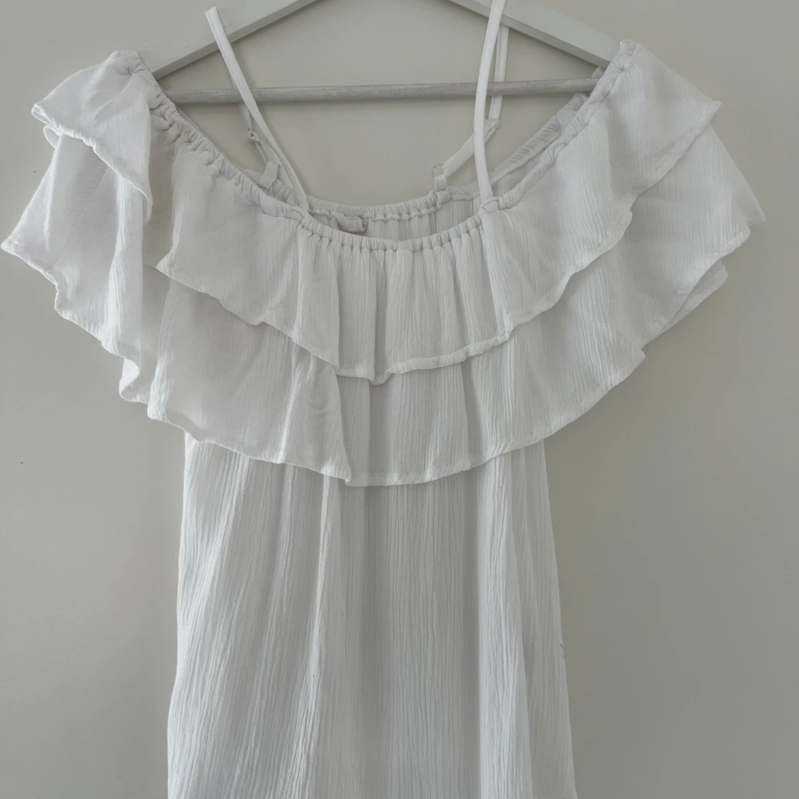 Vit volangtopp med offshoulder - 1