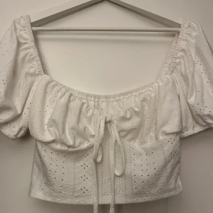 Somrig topp - Söt somrig topp köpt på sellpy, lappen kvar🌼 
