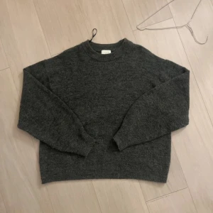 Mörkgrå stickad tröja  - Fin mörkgrå stickad tröja från hm i S🌟använder inte längre, jätte skön och mjuk men lite nopprig på magen och armarna men inget som märks av jättemycket!💞