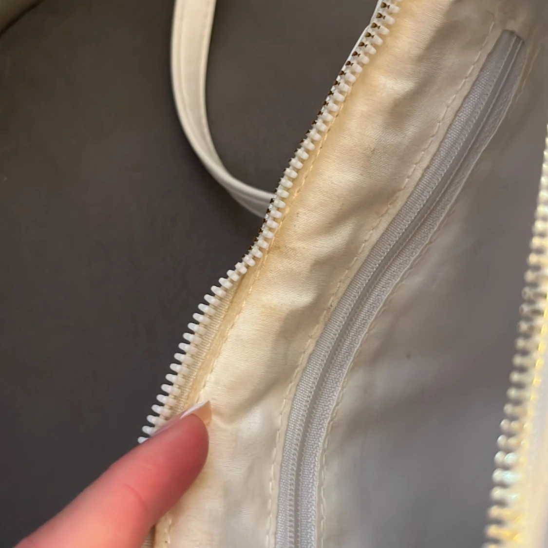 Vit quiltad axelväska med guldkedja - 2