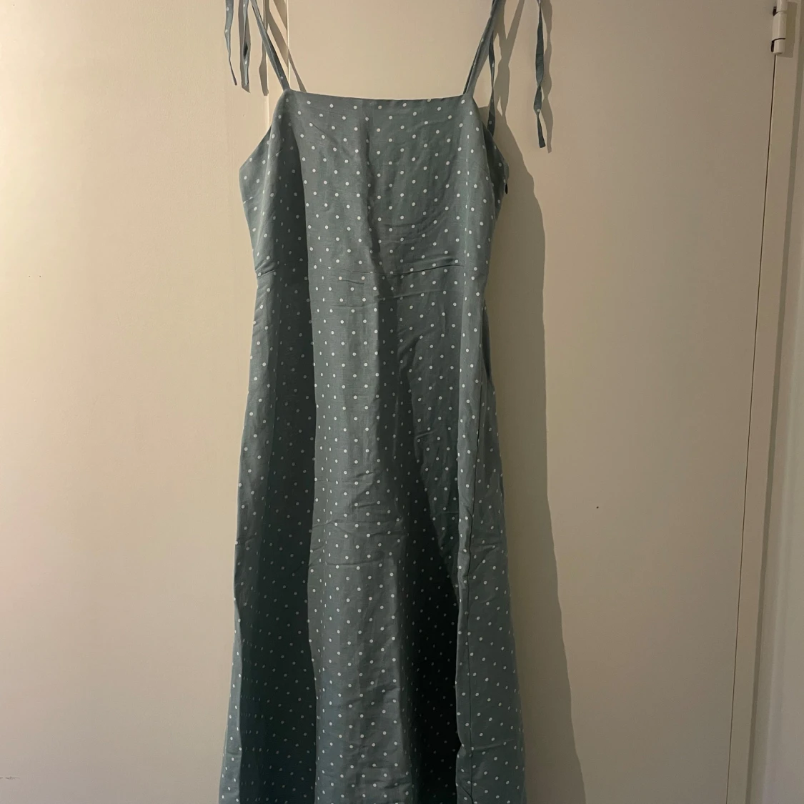 Blå prickig långklänning från Mango