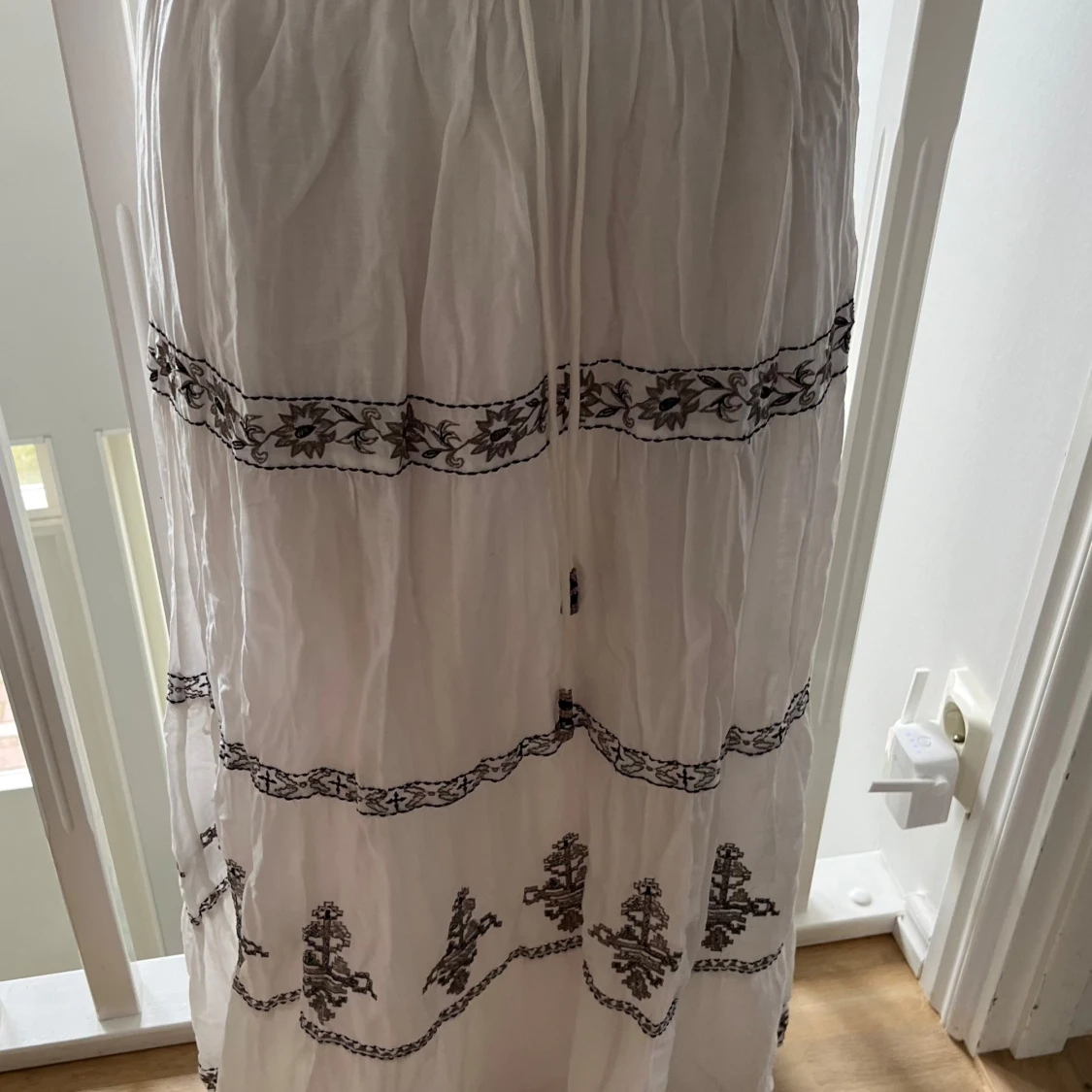 Vit maxikjol med broderade detaljer - 1