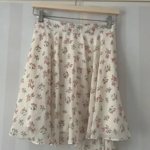 Blommig kjol - Söt minikjol med blommor💕