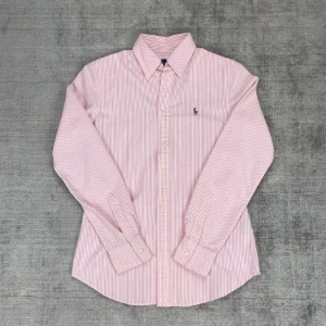 Ralph lauren skjorta  - Tja säljer nu denna rosa Ralph lauren skjorta som är som ny skick men den sitter tyvärr lite för litet på mig den är i strl xs/s