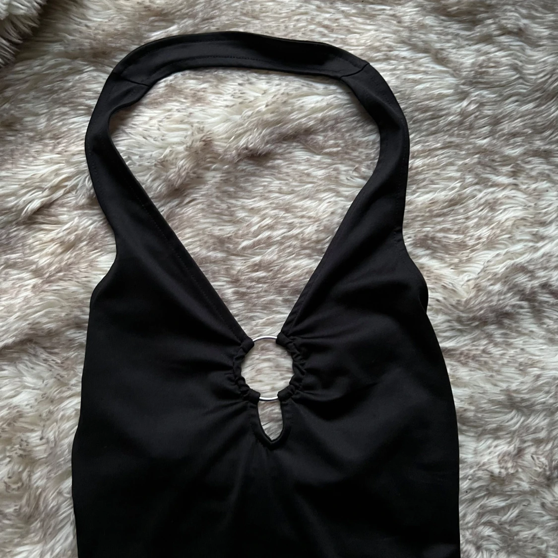 Svart kortklänning med ringdetalj H&M - 1