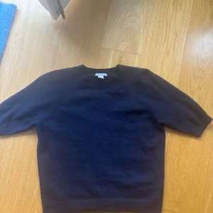 Mörkblå kashmirtröja från H&M - Säljer en supermjuk och stilren mörkblå kashmirtröja från H&an