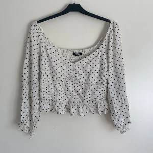 Prickig topp  - Säljer nu min topp från Bik bok i storlek S💕  50kr+frakt