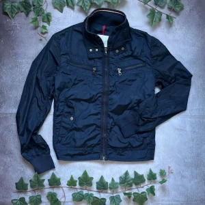 Moncler Leroy Giubbotto (Äkta) - Moncler Leroy Giubbotto 🎨 Färg: Mörkblå 📏 Storlek: Moncler storlek 2 vilket motsvarar S/M 📐 Mått: Fråga ifall det önskas! ♻️ Skick: 9/10 🧵 Material: Polyamide