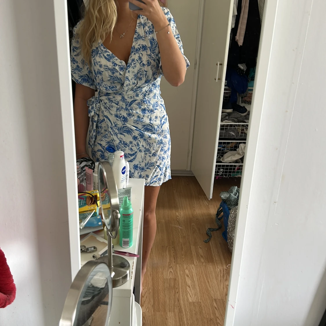 Blåvit omlottklänning med blommor Vero Moda