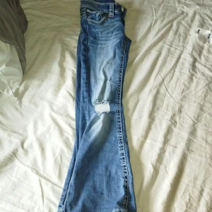 Blå bootcut jeans Gina Tricot 146 - Snygga blå bootcut jeans från Gina Tricot i storlek 146. Jeansen har slitna detaljer på knäna, Dom är helt nya aldrig andvända, Men jag har tagit bort lapparna💞
