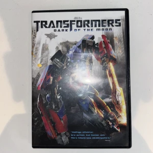 Transformers: Dark of the Moon - Actionfylld berättelse där Autobots kämpar mot Decepticons för att rädda jorden. Spektakulära effekter, coola robotar och massor av spänning – perfekt för dig som gillar sci-fi och äventyr!