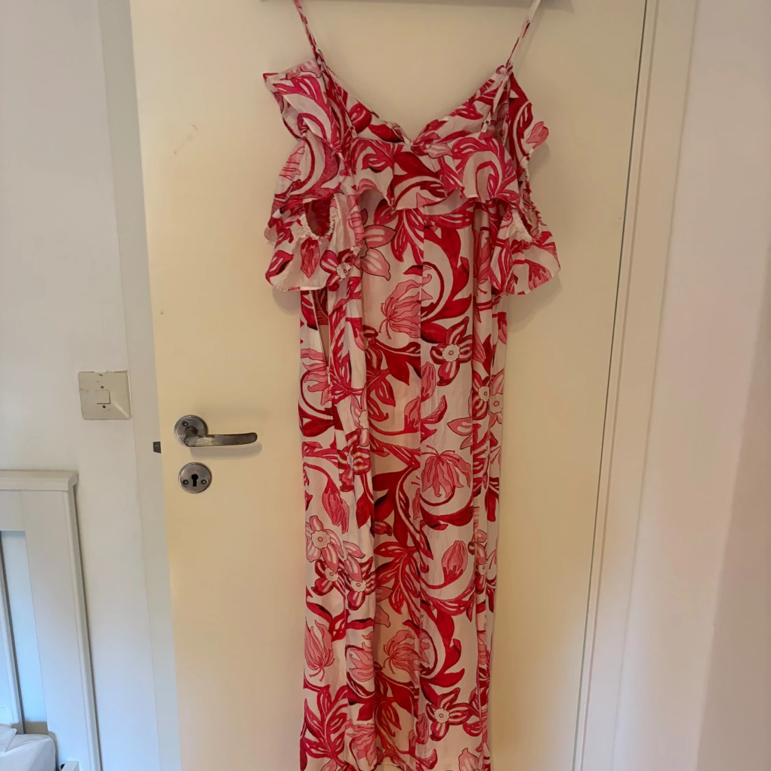 Blommig långklänning med volang - 2