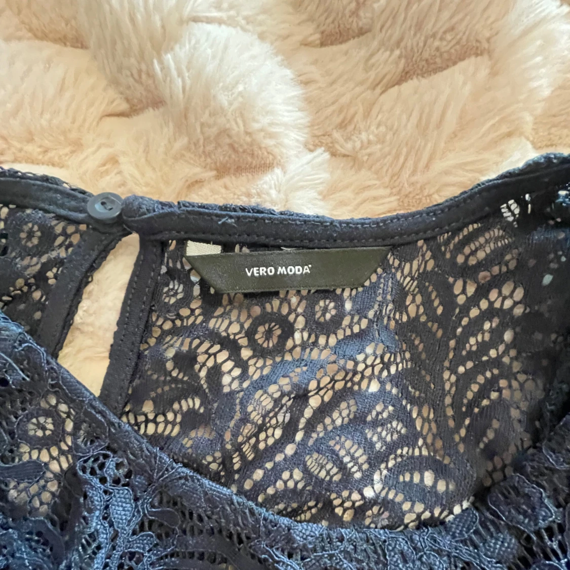 Marinblå spetsblus från Vero Moda - 2