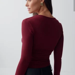 Vinröd soft touch jersey top - Snygg vinröd långärmad topp med figurnära passform. Enkel och stilren design som passar perfekt till både jeans och kjol. Mjuk och stretchig känsla, rund halsringning och utan synliga detaljer.❤️