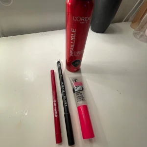 Sminkset med settingspray, läppenna, eyeliner& browgel - Säljer ett sminkkit med L'Oréal Infallible setting mist i röd flaska, W7 läppenna i rött/rosa, vit kajalpenna från MUA makeup academy och W7 Brow Grip ögonbrynsgel i tub med rosa kork. Perfekt för att fixa både läppar, ögon och bryn. Pennorna och browgel är knappt använda, ungefär hälften kvar av settingsprayen!