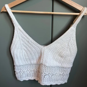 Vit stickad topp från Hollister - Supersöt vit stickad topp från Hollister med justerbara axelband och v-ringning. ❤️❤️