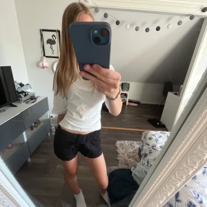 Svarta bomullsshorts från H&M - Svarta shorts från H&M i 100% bomull med snyggt strukturerat tyg och knyt i midjan. De är högmidjade och har en loose fit som ger en chill vibe. Perfekta för varma sommardagar eller när du bara vill vara bekväm. 