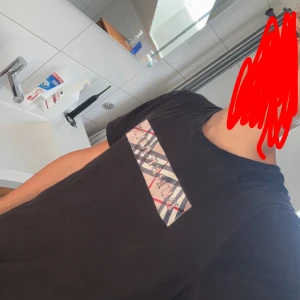 BURBERRY T SHIRT - Köpt på Plick för 1199kr. Riktigt snygg kontakta för minsta fundering
