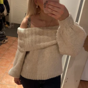 Off shoulder stickad tröja Gina Tricot  - Så fin och mysig men kommer tyvärr inte till användning 💓 bra skick men liiite nopprig! Strl L men passar allt från S-L 🫶🏻