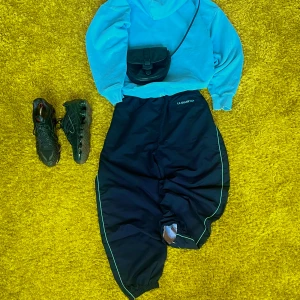 Le Shark Vintage Parachute 90’s pants - Vintage Parachute 90’s pants Size XL (nice fit around 190cm) Good condition   ♻️All pictures are taken on green “grass” carpet as Hygiene is my priority♻️  For more information text me in private messages  #Y2KFashion # Y2KHipHop #BaggyClothes #Streetwear #VintageStreetwear #2000sStyle #RapFashion #ThrowbackStyle #OldSchoolHipHop #BaggyJeans #Y2KOutfit #HipHopAesthetic #RetroStreetwear #VintedFinds #OversizedFashion #UrbanWear #2000sVibes #TrendyVintage #RareStreetwear #VintedStyle