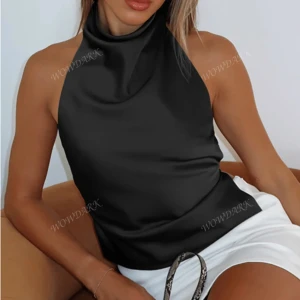 Svart halterneck topp i satin - Snygg svart halterneck topp  i glansigt satinmaterial. Toppen är ärmlös med hög hals och öppen rygg med dubbla smala band som håller den på plats. Perfekt för dig som vill sticka ut med en elegant och trendig look.