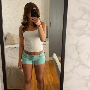 Jeansshorts💘💘 - Ett par turkosa jeansshorts som passar en storlek S/M🥰Har köpt shortsen secondhand