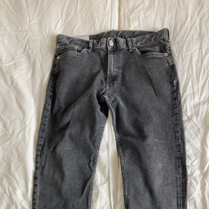 Svarta slim jeans från &Denim 31/32 - Snygga jeans från H&M i en cool svart/grå tvätt. Jeansen har en modern design med något slitna detaljer och en passform som sitter bra utan att bli för tighta. Perfekta till både vardags- och kvällsoutfits.  🖤 Färg: Svart med grå tvätt (washed look) 👖 Modell: (slim/ stretch 📏 Storlek: W/31 L/32 🧵 Skick: Använda men i bra skick – inga fläckar eller hål  Stilrena och lätta att matcha med sneakers, boots eller t-shirt/skjorta beroende på stil.