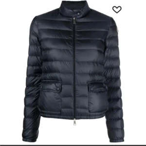 Mörkblå dunjacka från Moncler - Är intresserad av att byta min snygga mörkblå dunjacka från Moncler med quiltad design och hög krage. Kan tänka mig att byta mot en annan moncler jacka/cardigan eller någon annan najs jackan Jackan har två fickor framtill med lock och dragkedja, samt en diskret logga på ärmen. Perfekt för kalla dagar och riktigt stilren look. Strl 4 passar mig som har S