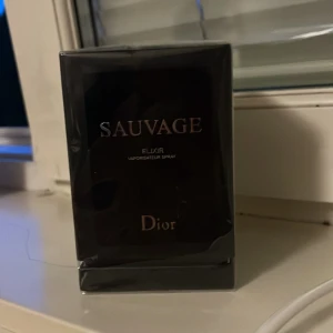 Dior Sauvage Elixir 60ml parfym - Dior Sauvage Elixir är en exklusiv herrparfym i en elegant svart kartong med silverdetaljer. Flaskan rymmer 60ml och doften är intensiv och maskulin, perfekt för dig som vill sticka ut. Snygg och lyxig förpackning som känns riktigt premium.