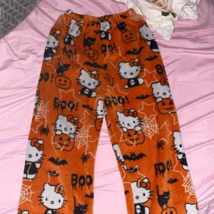 Halloween hello Kitty pyjamas byxor - Jätte gulliga halloween hello Kitty pyjamas byxor, passar mig som Xs/S som en M då dem e stora på mig! knappt använda, kan diskutera priset.