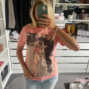 T-shirt med tryck - Fin T-shirt med tryck och text på baksidan. Jättefina färger!!!