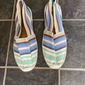 Espadrillos S42 - Fina men vad det är för märke har jag inget svar på. Oanvända. Upphämtning i Stockholm fungerar.