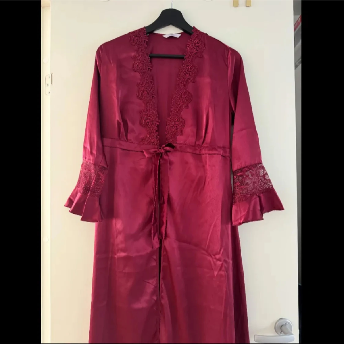 Vinröd sidenlinnetopp med spets - 2