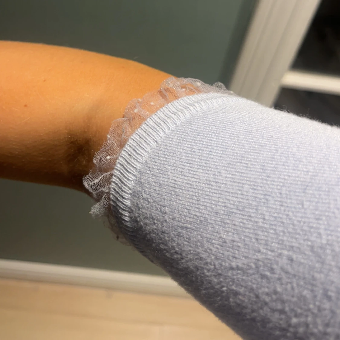 Ljusblå croppad stickad tröja med spets - 1